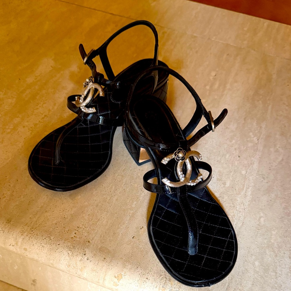 Chanel Black Patent Leather CC Logo Thong Heeled Sandals